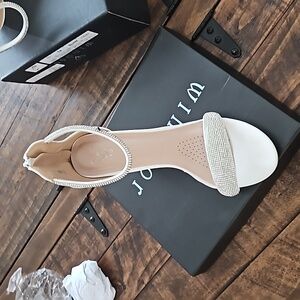 Beautiful silver and white dress heel. Worn once.